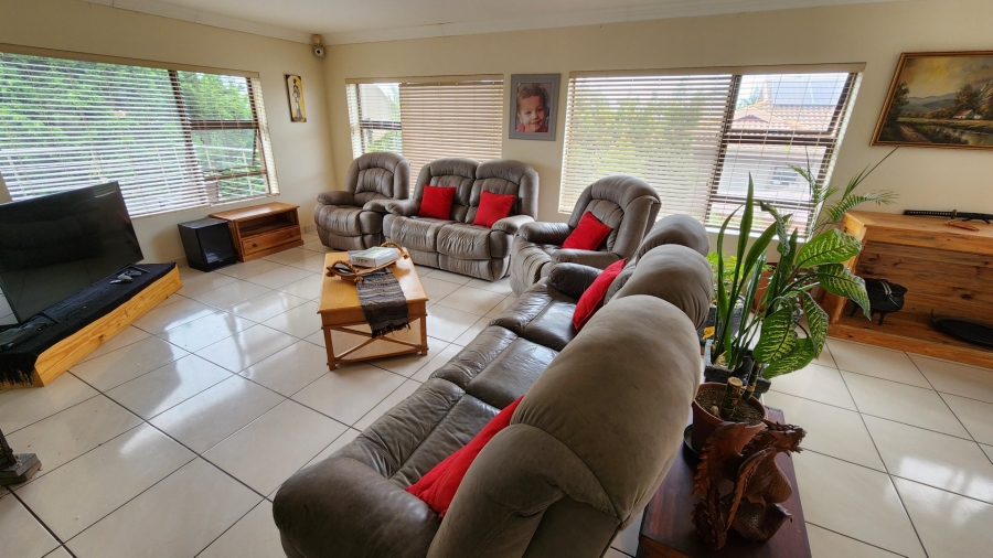 4 Bedroom Property for Sale in Menkenkop Western Cape